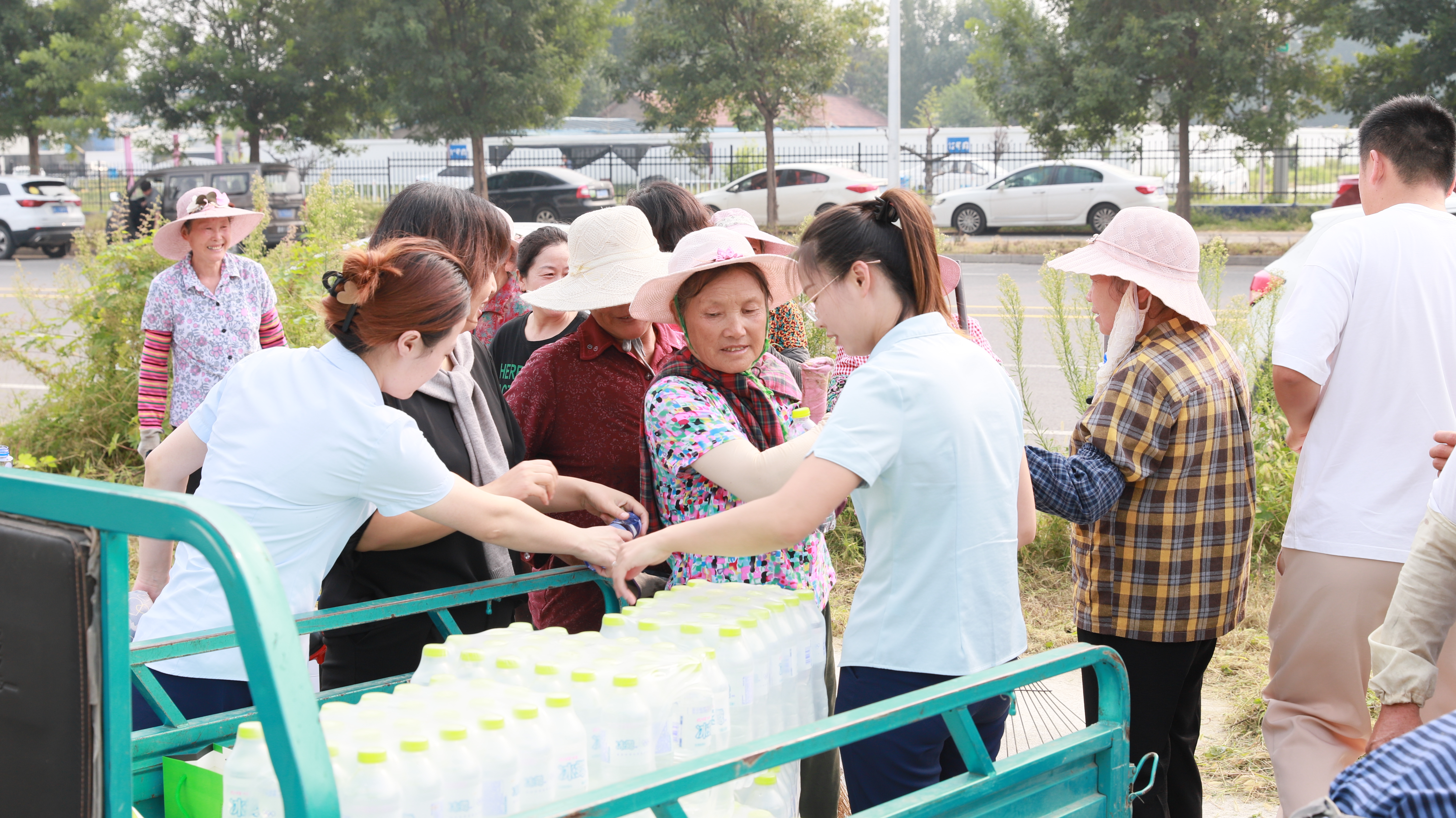 赫達(dá)集團(tuán)工會(huì)組織開展送清涼公益活動(dòng)